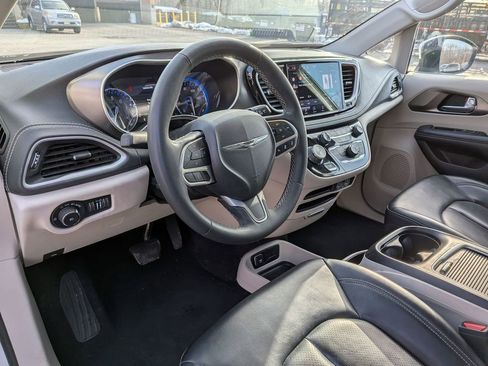 Certified 2023 Chrysler Pacifica Touring-L image 11