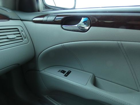 Used 2011 Buick Lucerne CXL image 22