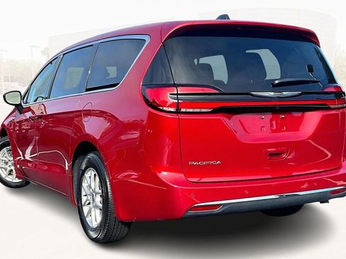 Used 2024 Chrysler Pacifica Touring-L image 4