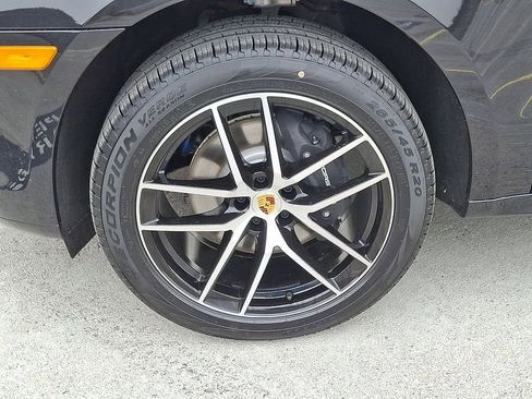Used 2025 Porsche Macan image 10