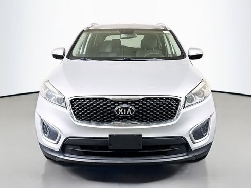 Used 2017 Kia Sorento LX V6 image 2