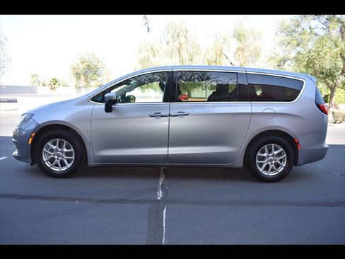 Used 2021 Chrysler Voyager LX FWD image 4