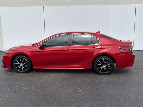 Used 2023 Toyota Camry SE FWD image 2