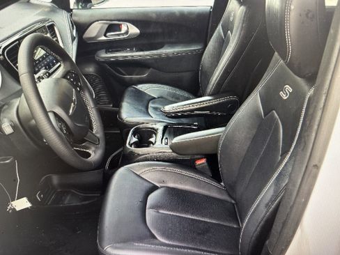 Used 2024 Chrysler Pacifica Touring-L w/ S Appearance Package image 6