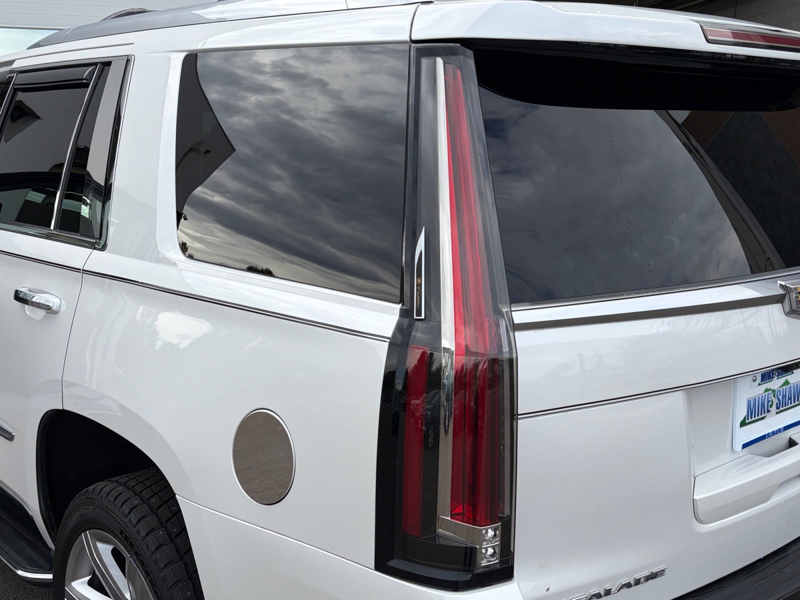 Used 2017 Cadillac Escalade Luxury AWD/4WD image 16
