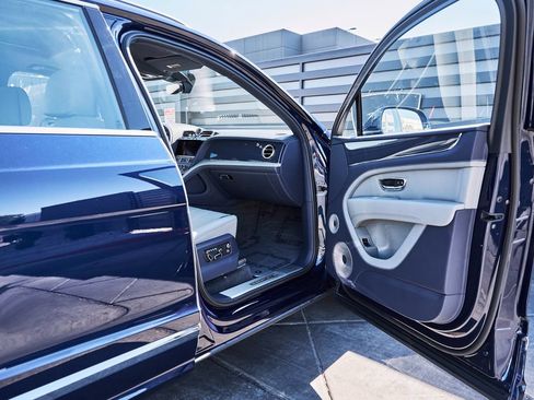 Used 2025 Bentley Bentayga Extended Wheelbase AWD/4WD image 22