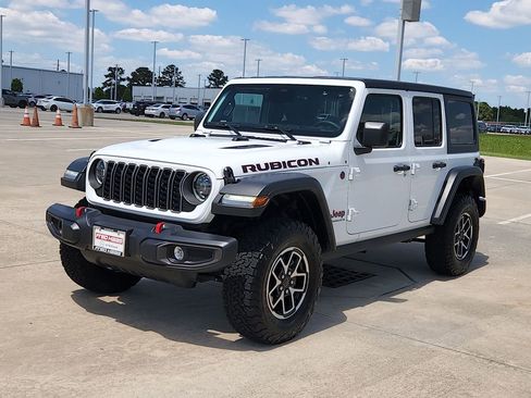 Used 2025 Jeep Wrangler Unlimited Rubicon AWD/4WD image 3