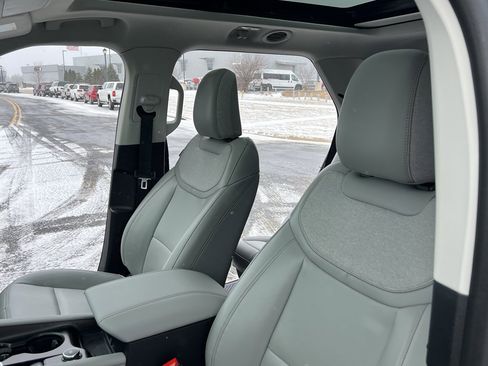 Used 2025 Ford Explorer Active w/ Active Comfort Package image 16