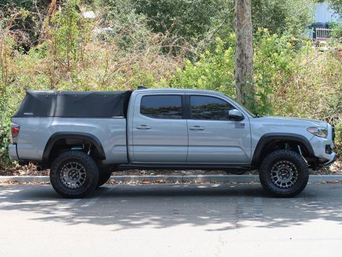 Used 2021 Toyota Tacoma TRD Off-Road w/ Technology Package AWD/4WD image 15