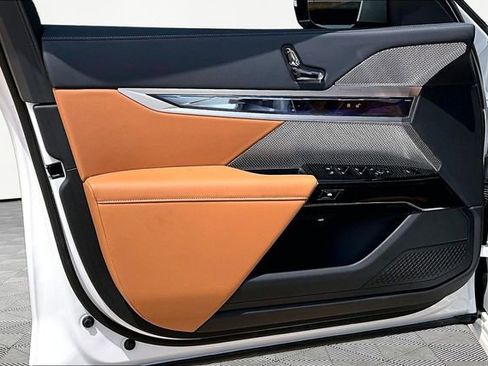 Used 2025 BMW 740i xDrive image 18