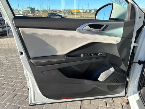 Certified 2025 Volkswagen Taos SE image 12