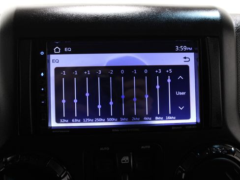 Used 2015 Jeep Wrangler Unlimited Sahara image 13