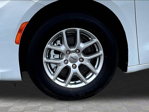 Used 2024 Chrysler Pacifica Touring-L FWD image 35