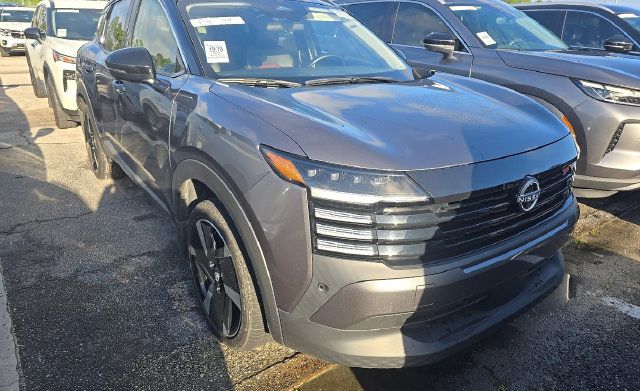 Used 2025 Nissan Kicks SR FWD image 2