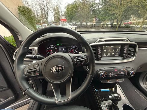 Used 2017 Kia Sorento EX image 9