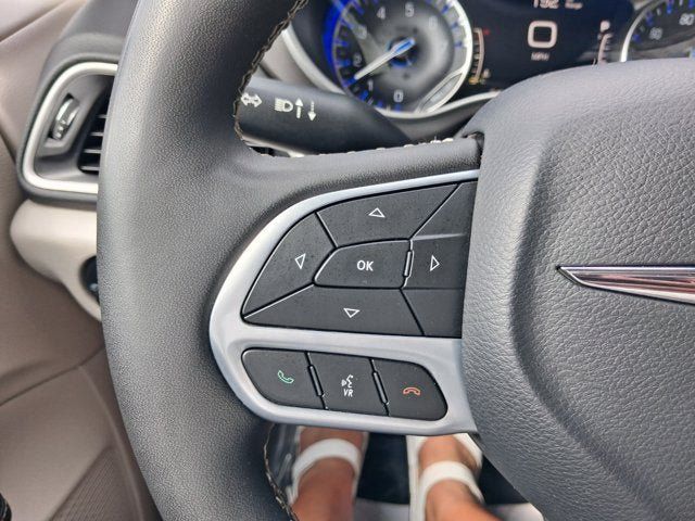 Used 2024 Chrysler Pacifica Touring-L FWD image 18