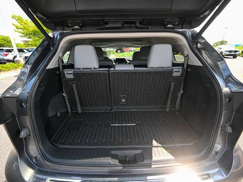 Used 2024 Toyota Highlander XLE AWD/4WD image 14