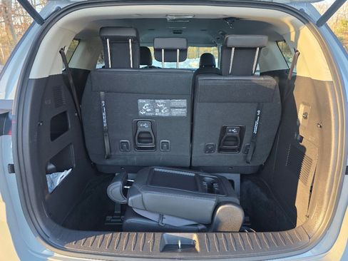 Used 2024 Kia Carnival EX image 4