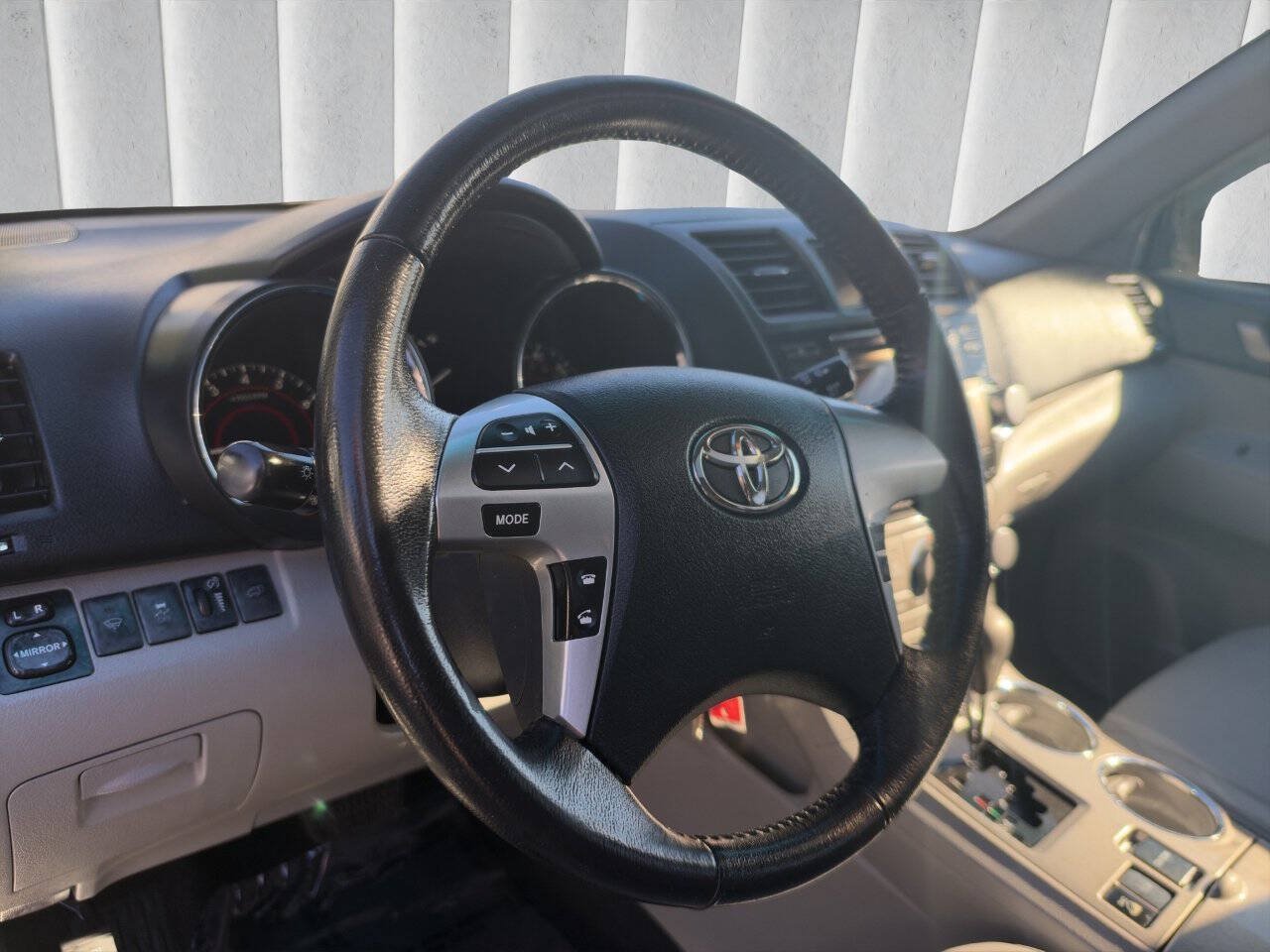 Used 2012 Toyota Highlander SE w/ Tow Pkg AWD/4WD image 9