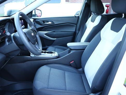 Certified 2025 Chevrolet Trax LS w/ LS Convenience Package FWD image 9