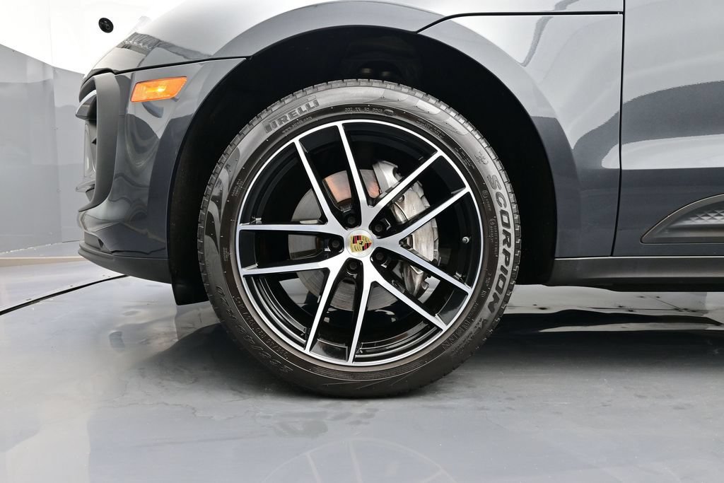 Certified 2023 Porsche Macan AWD/4WD image 6