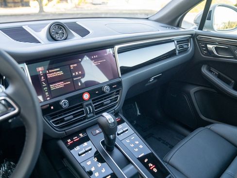 Certified 2026 Porsche Macan AWD/4WD image 16