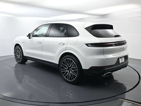 Certified 2026 Porsche Cayenne E-Hybrid AWD/4WD image 3