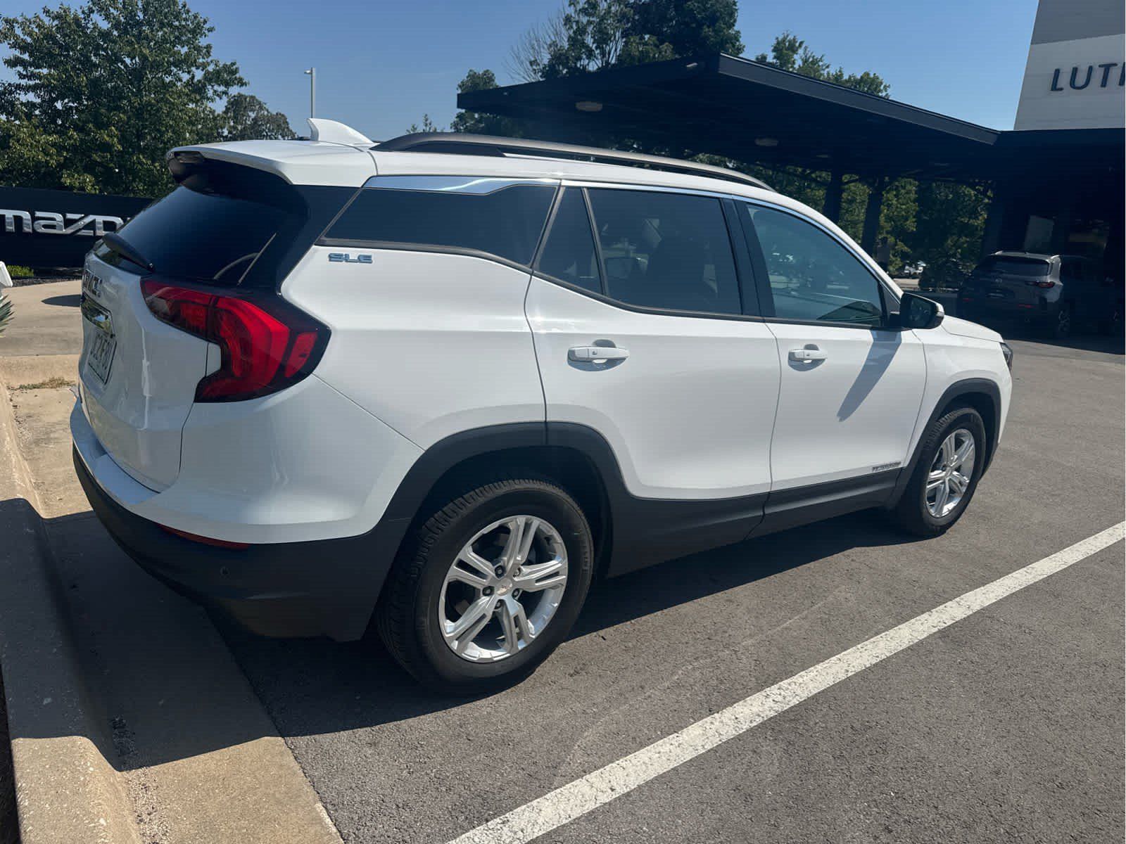 Used 2018 GMC Terrain SLE w/ Driver Convenience Package FWD image 4