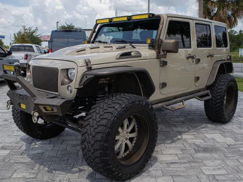 Used 2017 Jeep Wrangler Unlimited Sahara AWD/4WD image 3