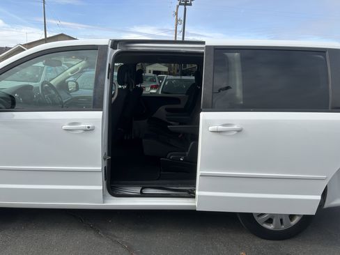 Used 2017 Dodge Grand Caravan SE w/ UConnect Hands-Free Group image 6