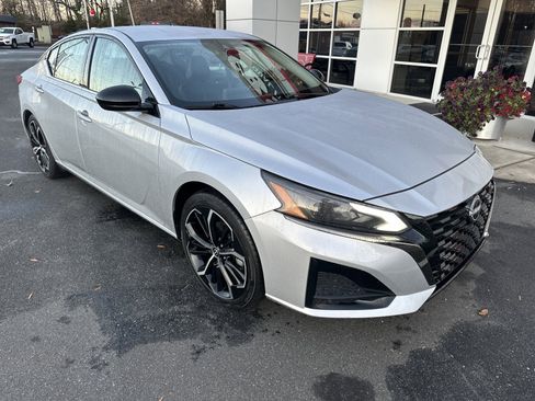 Used 2024 Nissan Altima 2.5 SR image 2