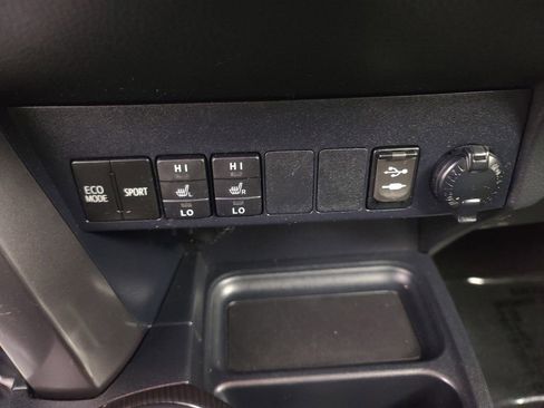 Used 2017 Toyota RAV4 SE image 34