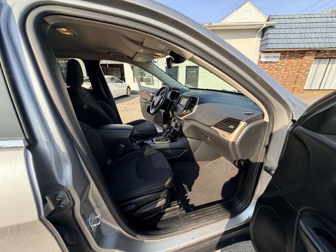 Used 2016 Jeep Cherokee Latitude AWD/4WD image 57