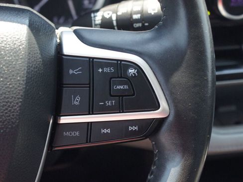 Used 2022 Toyota Highlander Limited FWD image 12