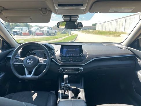 Used 2025 Nissan Altima 2.5 SV FWD image 21