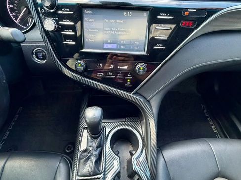 Used 2018 Toyota Camry SE w/ Moonroof Package FWD image 13