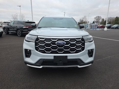 Used 2025 Ford Explorer Platinum image 2
