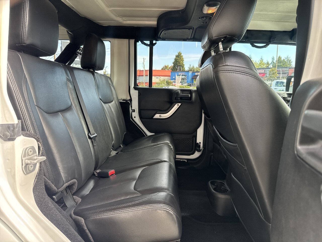 Used 2016 Jeep Wrangler Unlimited Sahara w/ Connectivity Group AWD/4WD image 19