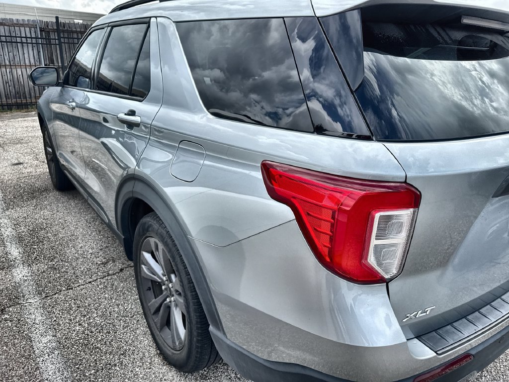 Used 2023 Ford Explorer XLT w/ Equipment Group 202A RWD image 4