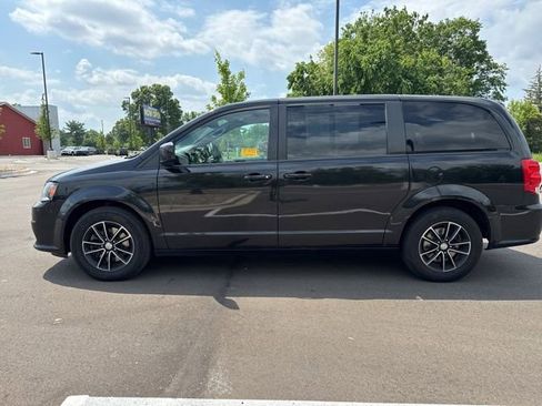 Used 2018 Dodge Grand Caravan SE FWD image 2