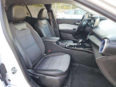 Used 2025 Chevrolet Trax LT w/ LT Convenience Package FWD image 31