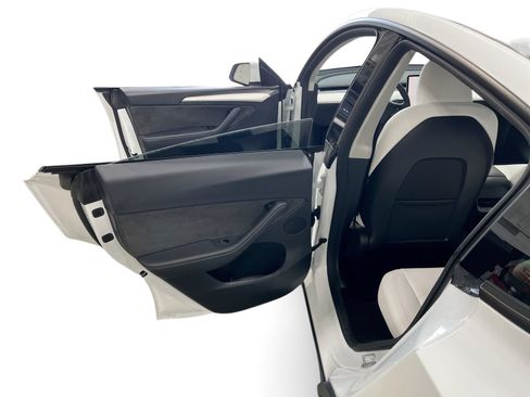 Certified 2023 Tesla Model Y Long Range AWD/4WD image 10