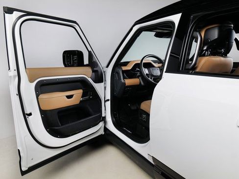 New 2026 Land Rover Defender 130 X-Dynamic SE image 24