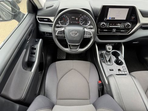 Used 2025 Toyota Highlander LE FWD image 14