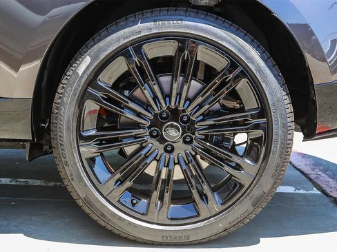 New 2025 Land Rover Range Rover Autobiography image 11