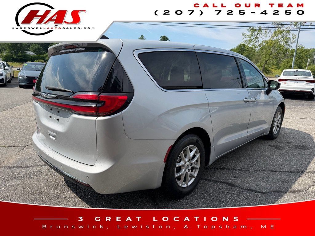 Used 2023 Chrysler Pacifica Touring-L FWD image 7