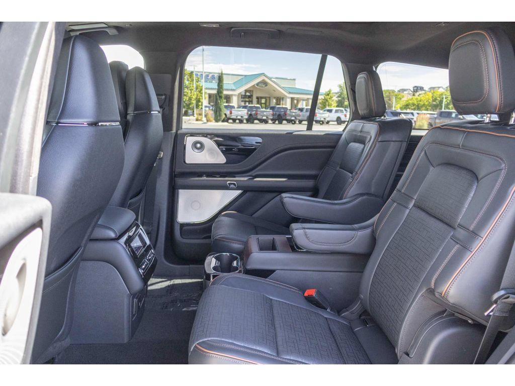Used 2025 Lincoln Aviator Black Label w/ Jet Appearance Package AWD/4WD image 13