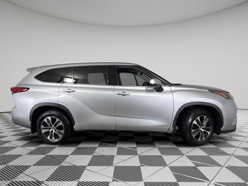 Used 2022 Toyota Highlander XLE image 17