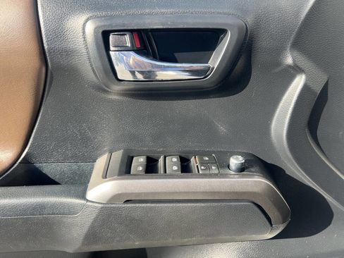 Used 2018 Toyota Tacoma Limited AWD/4WD image 9
