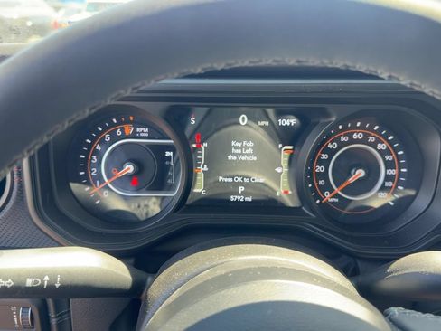 Used 2025 Jeep Gladiator Rubicon w/ Convenience Group AWD/4WD image 16